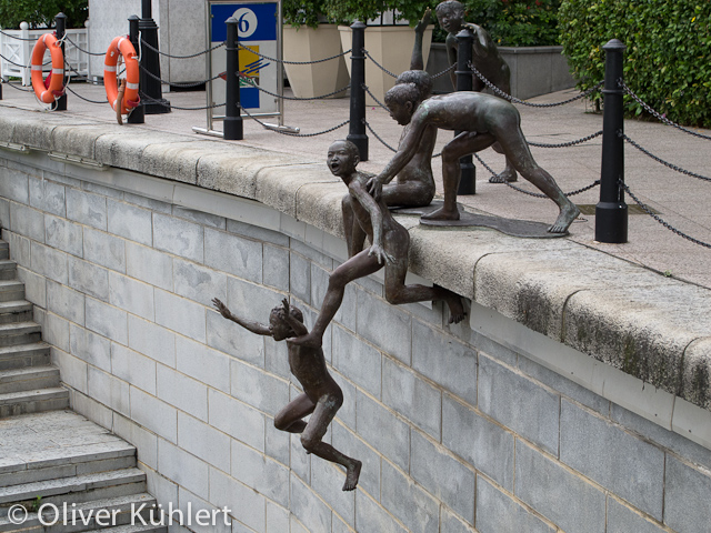 Spielende Kinder am Singapore River